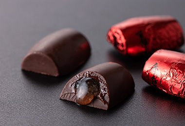 写真:4つの赤霧島ゼリーインチョコレート